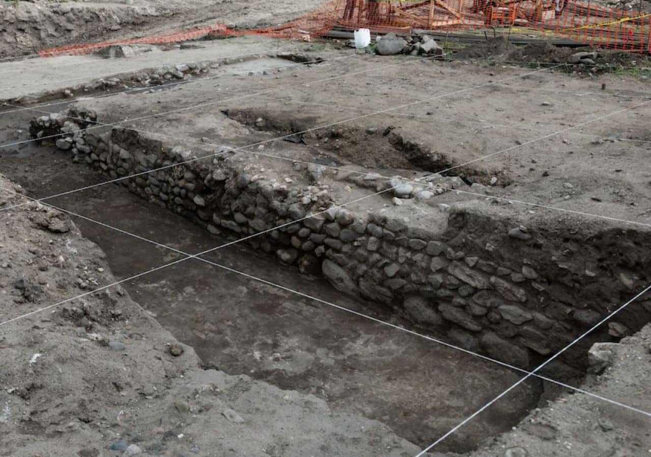 An elite structure and engraved Toltec tombstones found in Hidalgo, Mexico