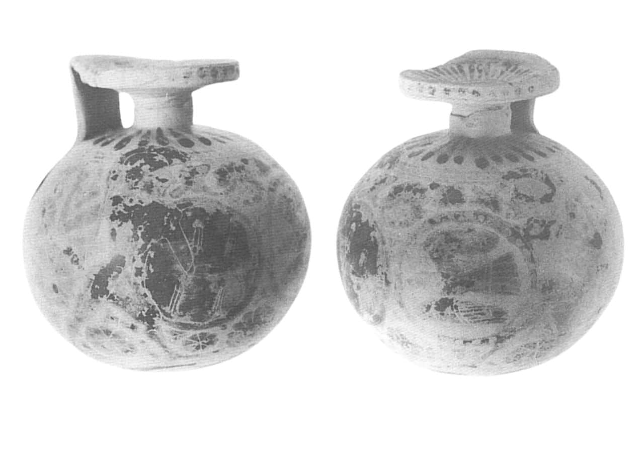 Corinthian aryballos painted with two combatting hoplites found during 1983 excavations. Credit: Hellenic Institute of Marine Archaeology (Η.Ι.Μ.Α.)