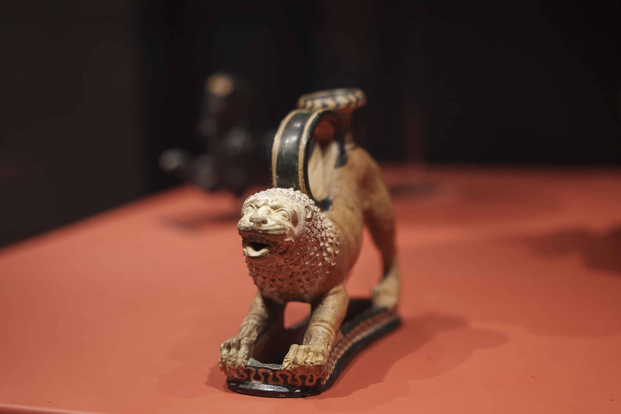 A lion-shaped askos