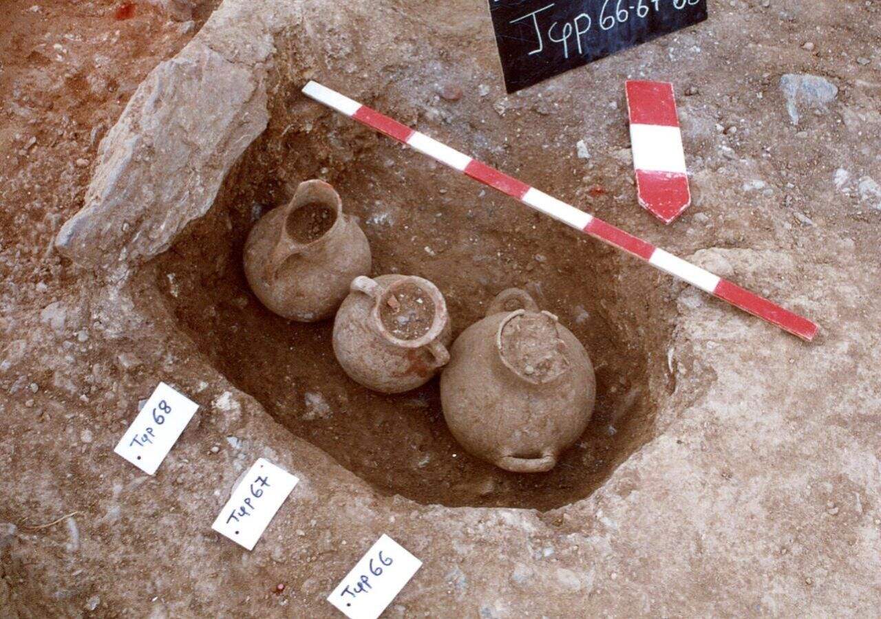 Urns deposited in the same pit, Polichni