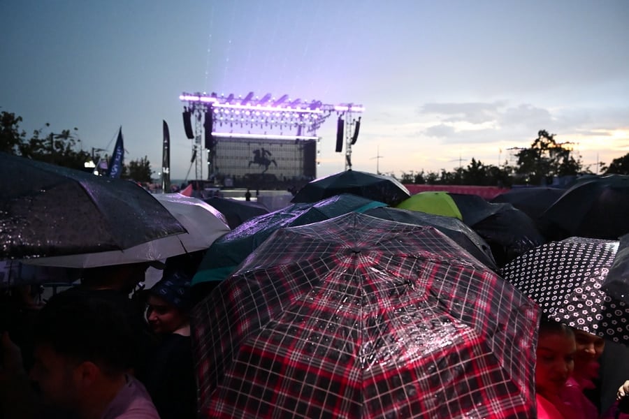 A major concert on Thessaloniki’s waterfront included Antonis Remos’s tribute to Giorgos Mazonakis.