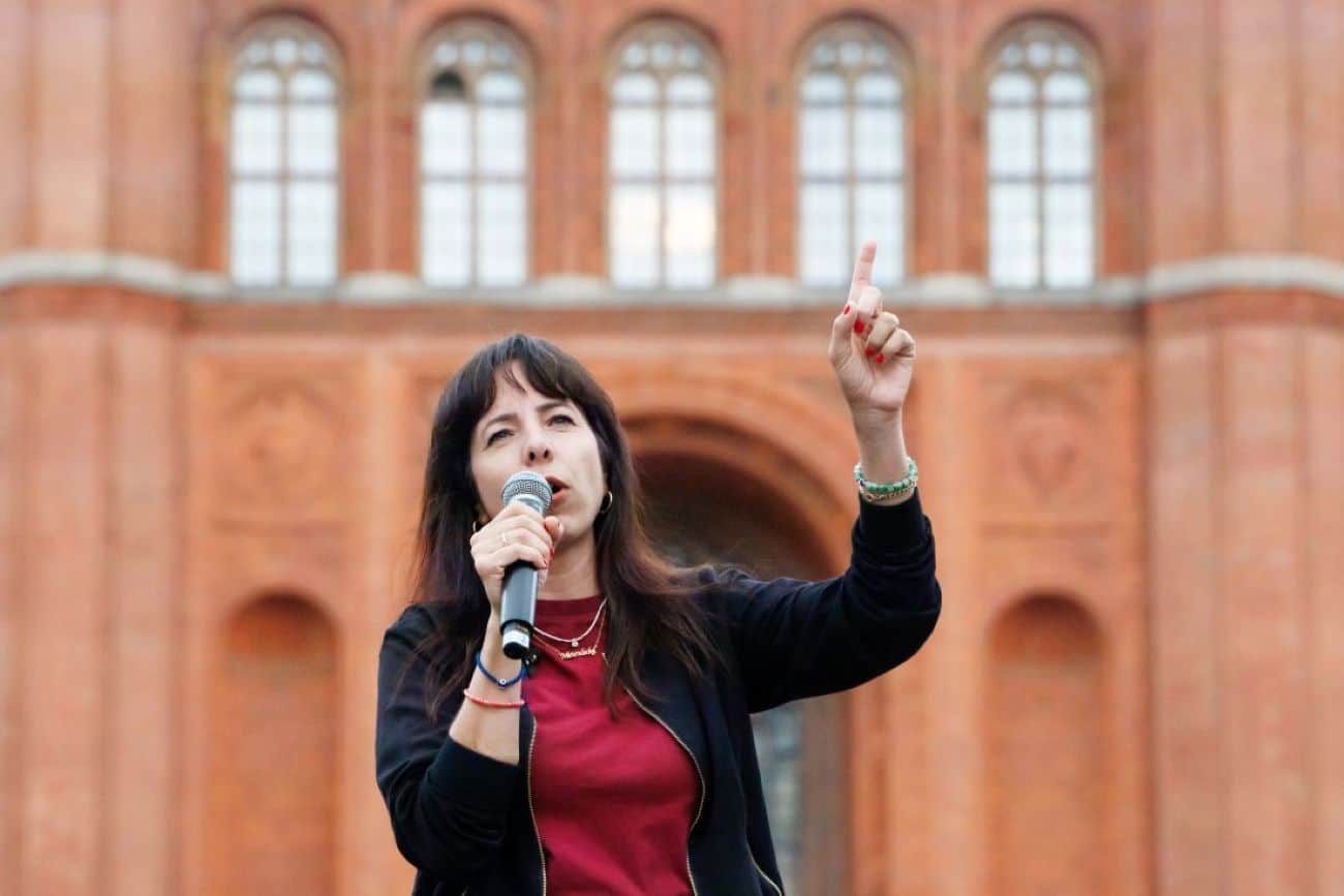 Elif Eralp speaks during the Berlin election campaign.