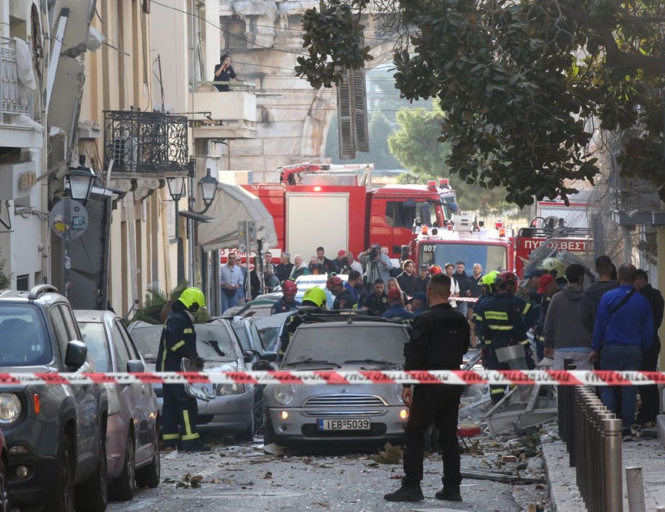 Firefighters-and-rescue-crews-respond-at-the-scene-of-the-explosion-in-Plaka,-Athens,-after-a-building-partially-collapsed.-