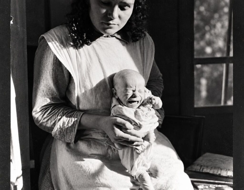 Greek children adopted by families abroad during the postwar period, a history at the heart of the citizenship search.