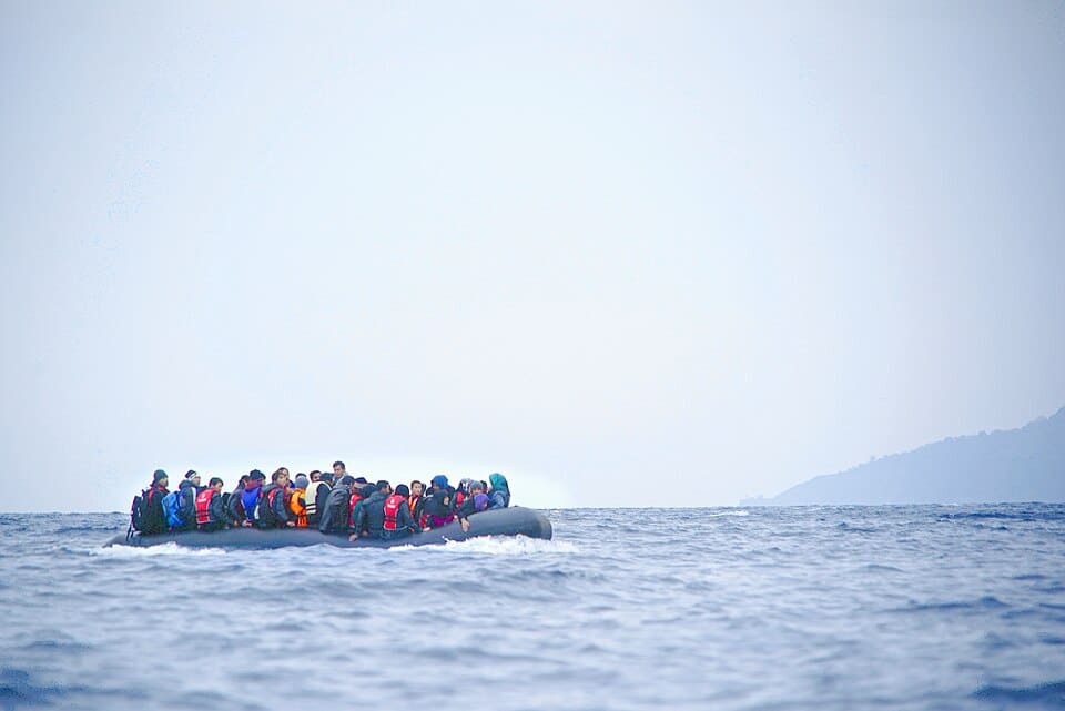 A migrant boat carrying people from Libya toward Greece sank south of Gavdos, leaving at least one person dead and dozens missing as rescuers continue the search in the waters south of Crete.