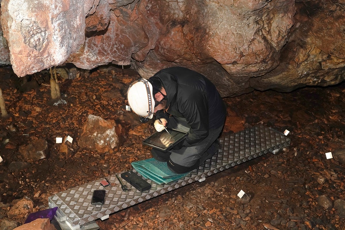 Researcher working with the La Garma work protocols