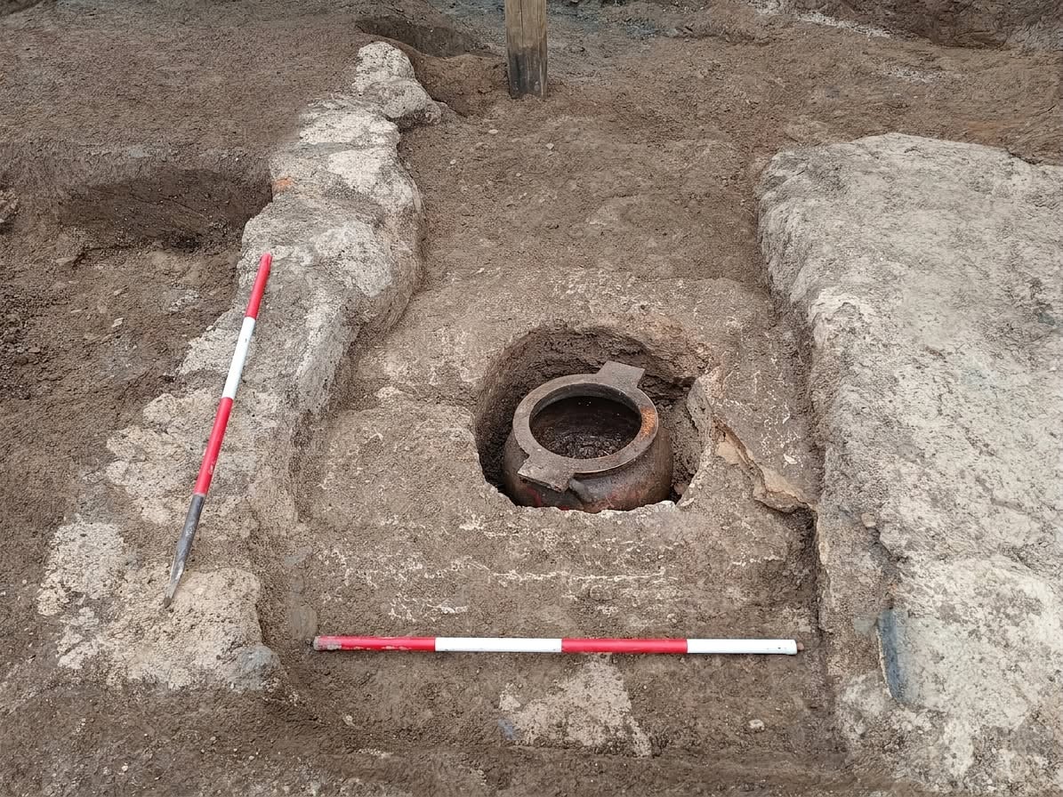 The newly discovered travertine cube tomb at Pontecagnano Faiano preserved a Corinthian Greek krater