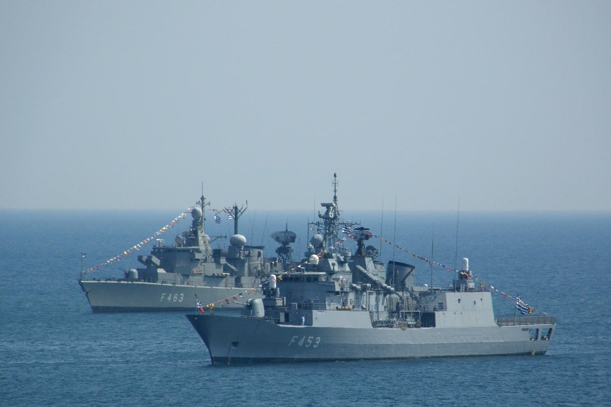 Griechische Marine versenkt ausgemusterte Fregatte bei großer Militärübung ...