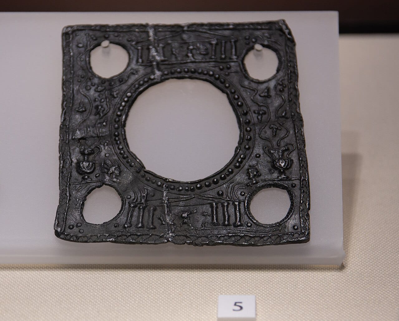 An ancient Roman mirror frame from Noviodunum