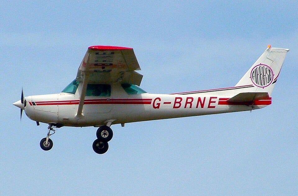 A Cessna 152 single-engine aircraft, pictured in an archival photograph. Two men were killed in a separate light aircraft crash near Kontariotissa in Pieria, northern Greece, on October 18, 2026. Photo: MilborneOne/Wikimedia Commons, CC BY-SA 3.0