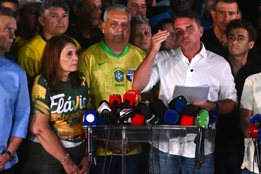 Brazilian presidential candidate Flávio Bolsonaro delivers a speech alongside supporters in Brasília, Brazil, on October 25, 2026, following his defeat by incumbent President Luiz Inácio Lula da Silva in the presidential runoff election. Photo: Andre Borges/EPA via ANA-MPA.