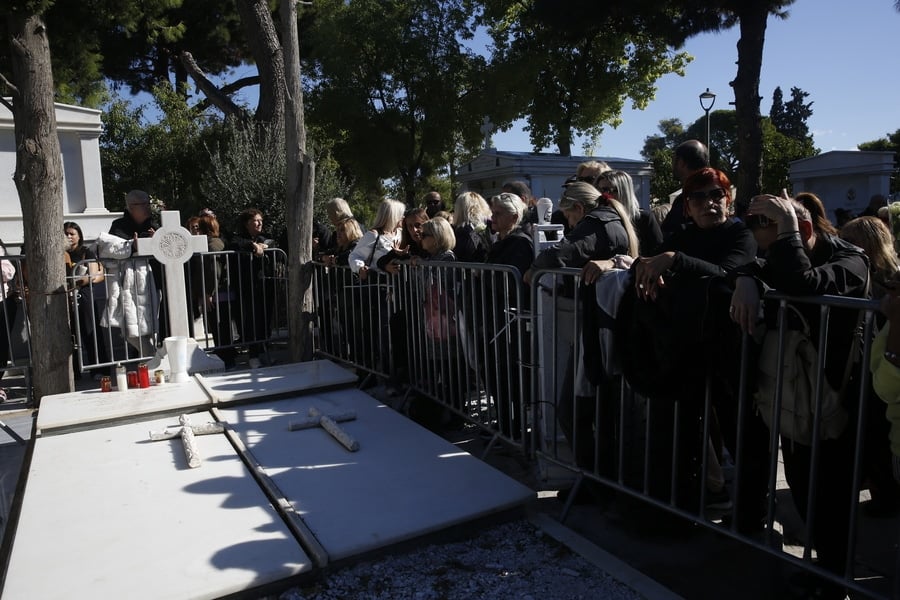 Family members, friends and fans gather at the grave of Greek singer Giorgos Mazonakis at the Third Cemetery of Nikaia, near Athens, on Sunday, October 18, 2026, for a memorial prayer service following a church ceremony marking 40 days since his death. Photo: Yannis Kolesidis/ANA-MPA