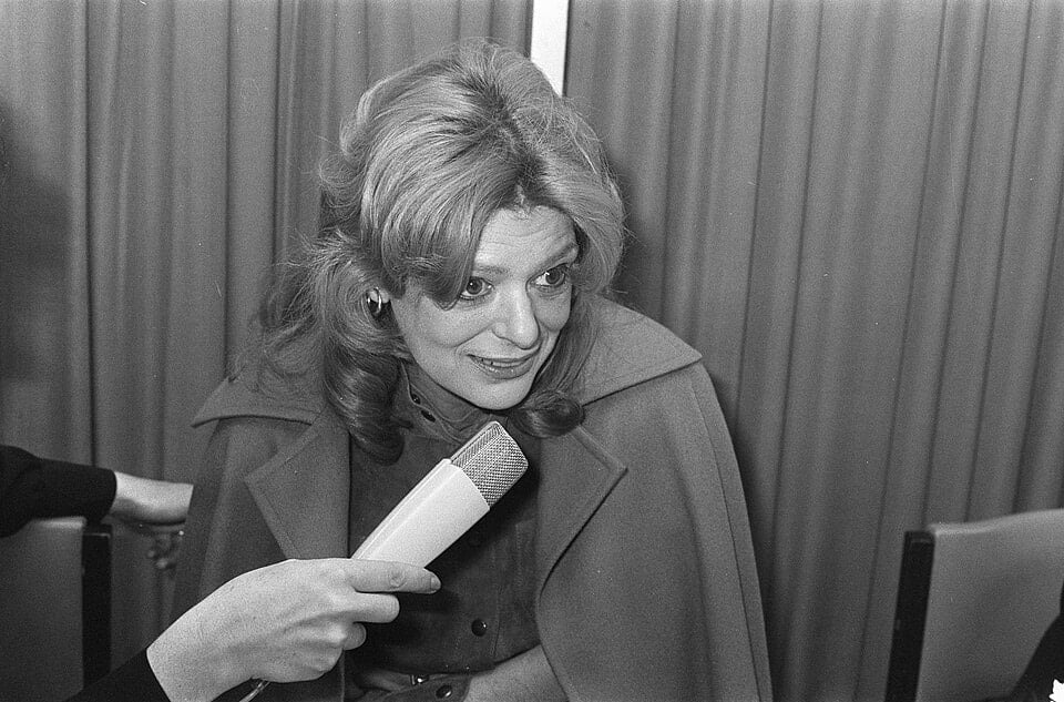 Greek actress and political activist Melina Mercouri during a book signing for her autobiography 'I Was Born Greek' at the Bijenkorf department store in Amsterdam, Netherlands, on December 2, 1971. Photo: Rob C. Croes/Anefo/Dutch National Archives, CC0