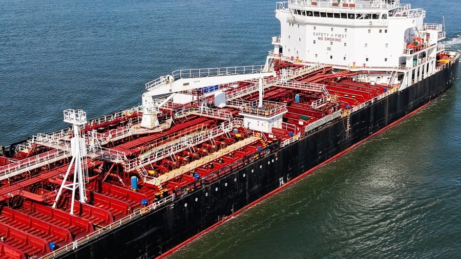 The Bahamas-flagged oil tanker Atlas sails along the Scheldt River near Hansweert, the Netherlands, on August 7, 2026, after departing from Belgium’s Port of Antwerp-Bruges, one of Europe’s largest energy hubs. Photo: Olivier Hoslet/EPA via ANA-MPA.
