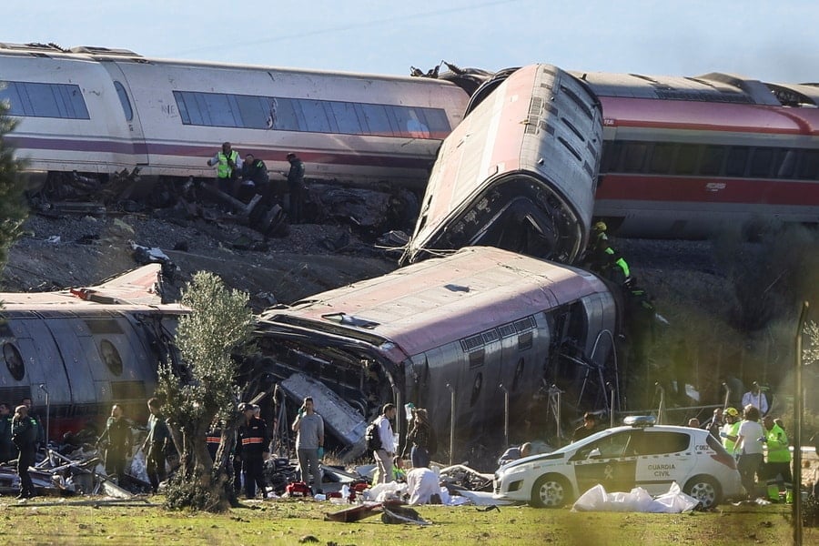Derailed carriages of two high-speed trains operated by Renfe and Iryo following a collision near Urda, in Toledo province, Spain, on October 28, 2026. At least ten people were killed in the accident, according to Spanish media reports. Photo: Ismael Herrero/EPA via ANA-MPA.