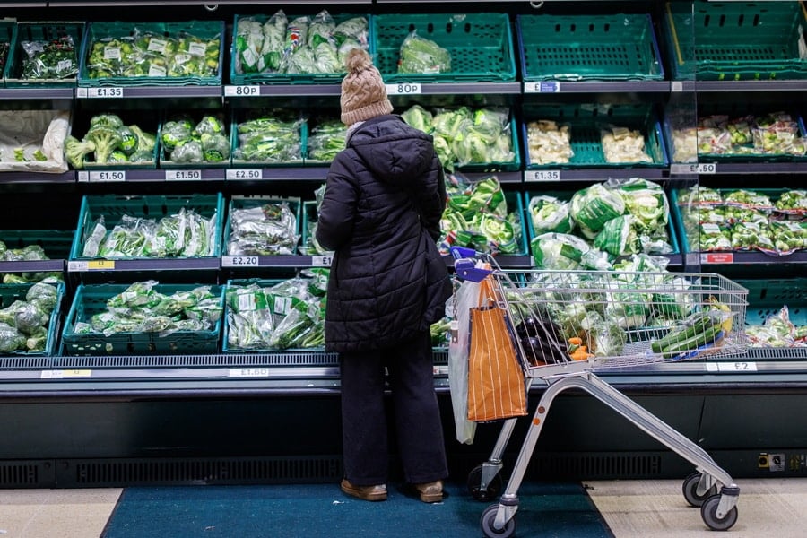 Customers shop for groceries at a Tesco supermarket in East London, United Kingdom, on January 8, 2026. The British retailer reported a 3.2% increase in UK sales during the six-week Christmas trading period, falling short of its third-quarter growth rate of 3.9%. Photo: Tolga Akmen/EPA via ANA-MPA.
