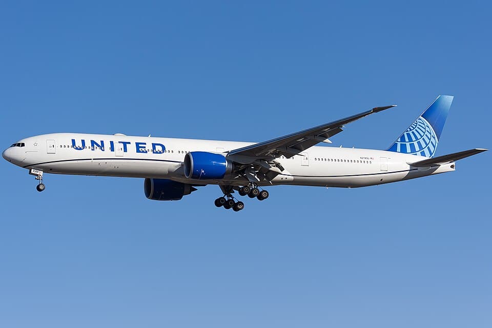 A United Airlines Boeing 777-300ER aircraft, registration N2749U, photographed on November 30, 2021. Photo: N509FZ/Wikimedia Commons, CC BY-SA 4.0.