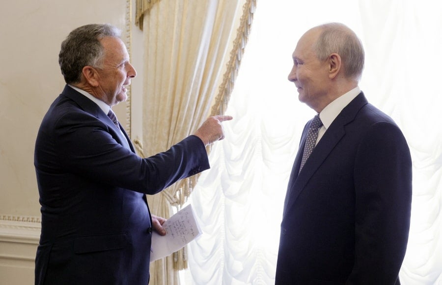 Russian President Vladimir Putin, right, welcomes U.S. Special Envoy Steve Witkoff ahead of their meeting at the Constantine Palace in Strelna, near St. Petersburg, Russia, on October 21, 2026. The talks followed Witkoff's consultations with Ukrainian President Volodymyr Zelensky in Oslo as part of renewed U.S. efforts to end the war in Ukraine. Photo: Gavriil Grigorov/Sputnik/Kremlin Pool via EPA/ANA-MPA